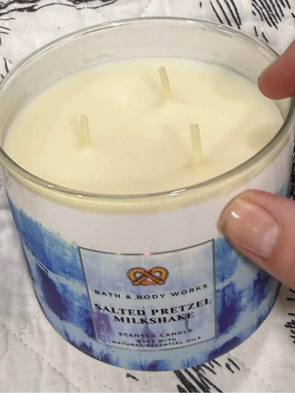 NEW Bath & Body Works Salted Pretzel Milkshake 3 Wick Candle - Picture 3 of 4